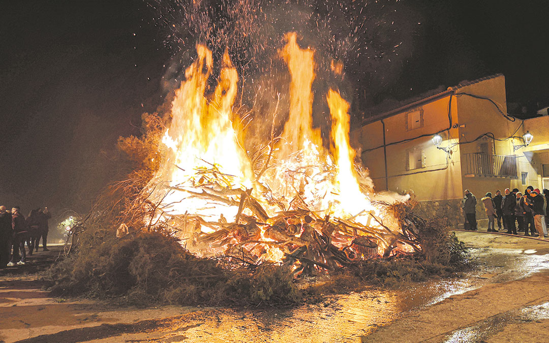 La hoguera en plena combustión la noche del sábado./ Alberto Gracia