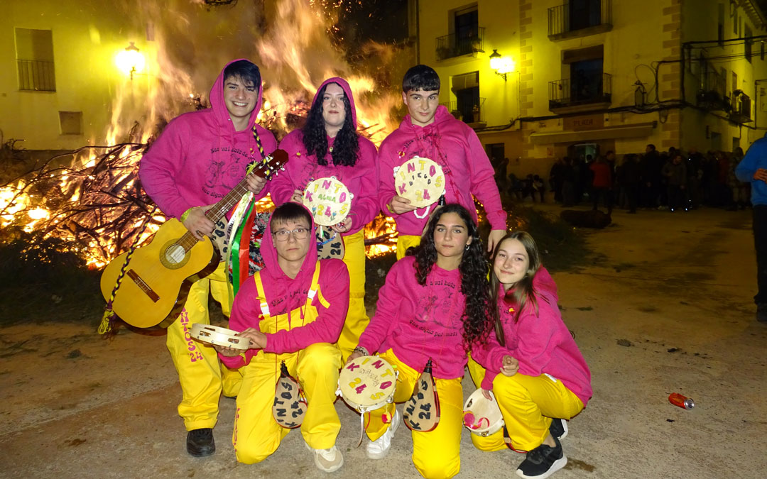 Seis Quintos fueron los encargados de encender la hoguera con la compañía y calor de todo el pueblo. A.Z