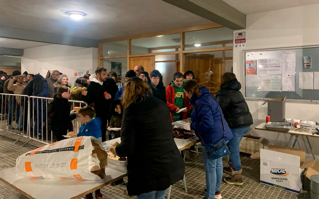 Como es tradicional, los vecinos de Fayón también disfrutaron del resopó, una típica recena de productos cárnicos de la zona./ Ayuntamiento de Fayón