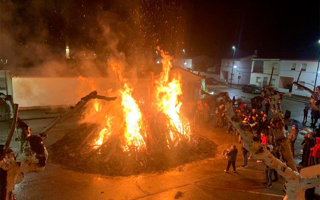 El encendido de la hoguera se celebró el viernes, según lo previsto, a pesar de las lluvias y la humedad que hubo durante todo el día./ Ayuntamiento de Fayón