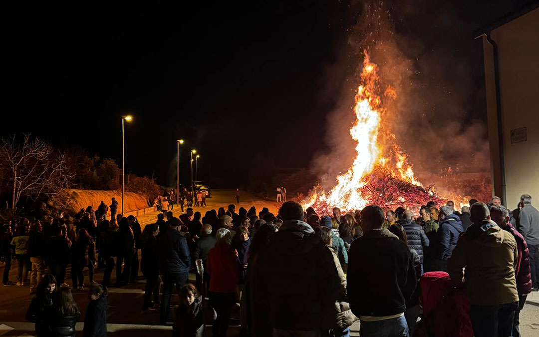 Los focinos prendieron su hoguera en honor a San Pablo./ La COMARCA