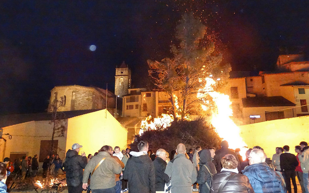 Los Quintos fueron los encargados de prender fuego a la gran «Foguera de San Antón» en La Ginebrosa./ Asociacion Tarayola