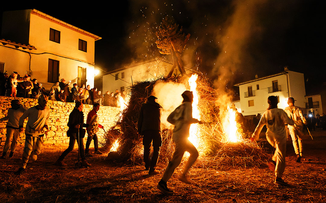 Pocos se perdieron el momento más especial de la fiesta, los versos dedicados al santo en el Olmico./ Ayto de La Iglesuela del Cid