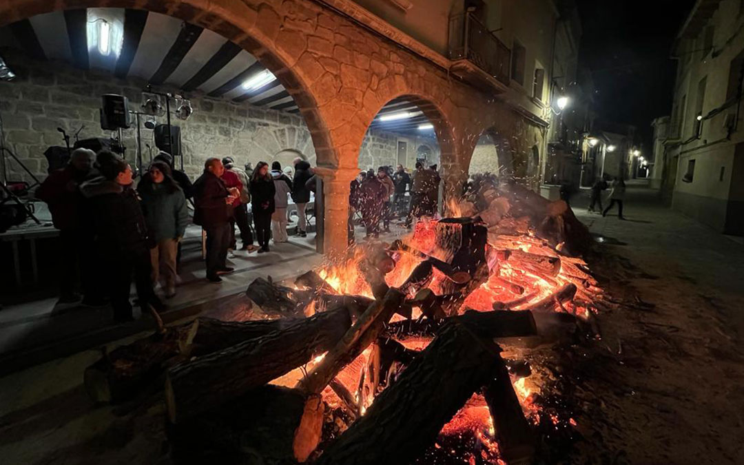 Los troncos ardiendo la noche del viernes en la plaza de Los Olmos./ Ayto Los Olmos