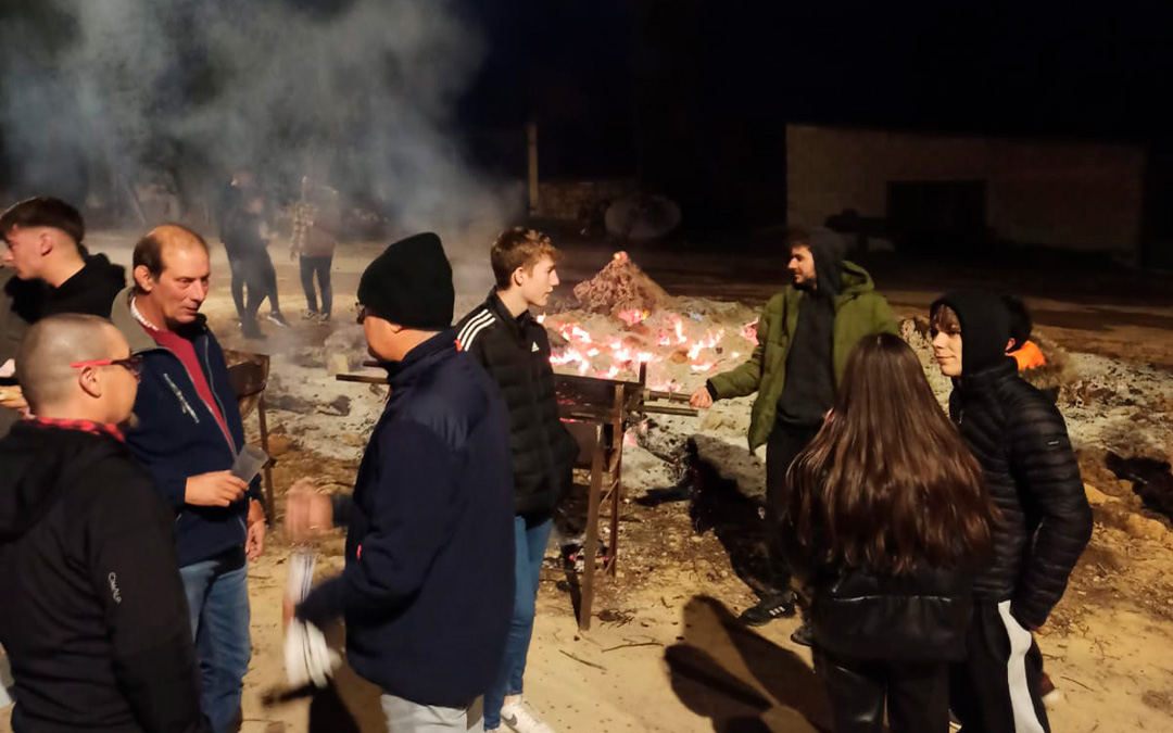 En Valjunquera hubo cena popular a los pies de las brasas./ Quintos Valjunquera