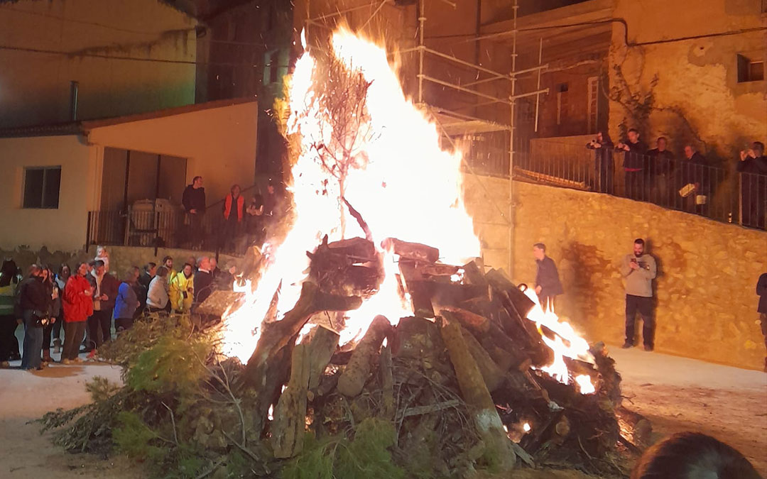 Un momento de la hoguera nada más ser encendida./ L.C.