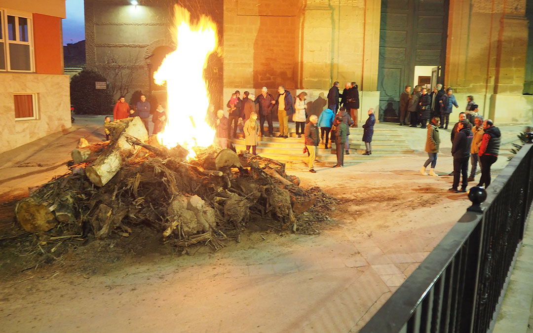 En Urrea se concentraron en la plaza y terminaron al ritmo de la música./ A. Martín