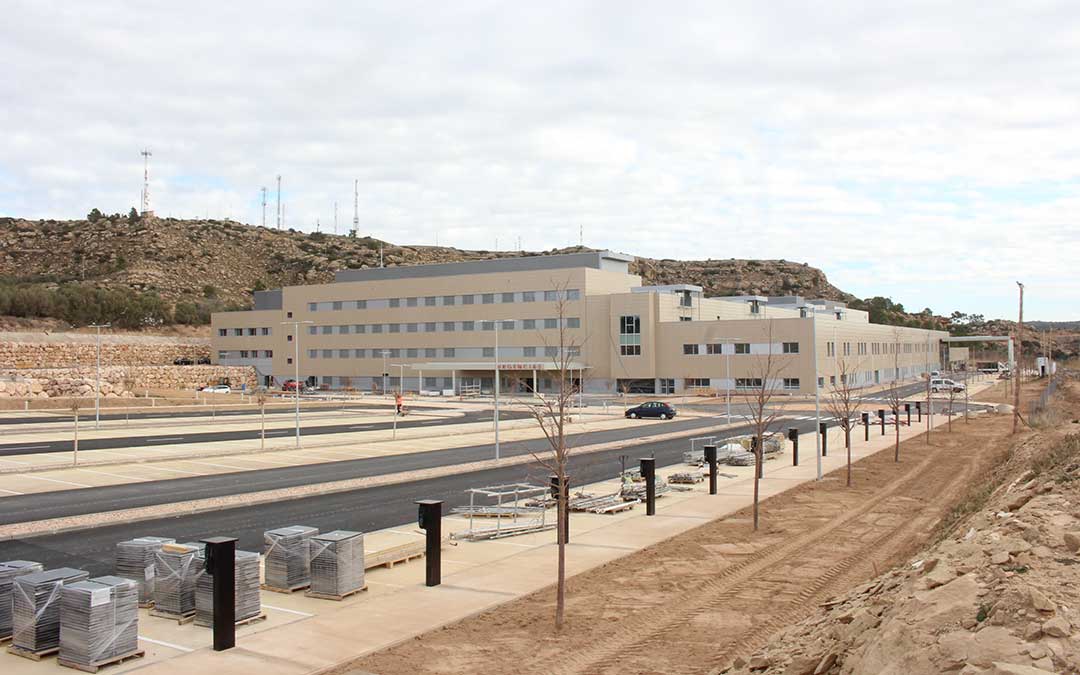 Estado de las obras del nuevo Hospital de Alcañiz hace unos días. En primer plano, el parquin y el acceso para las urgencias / Laura Castel