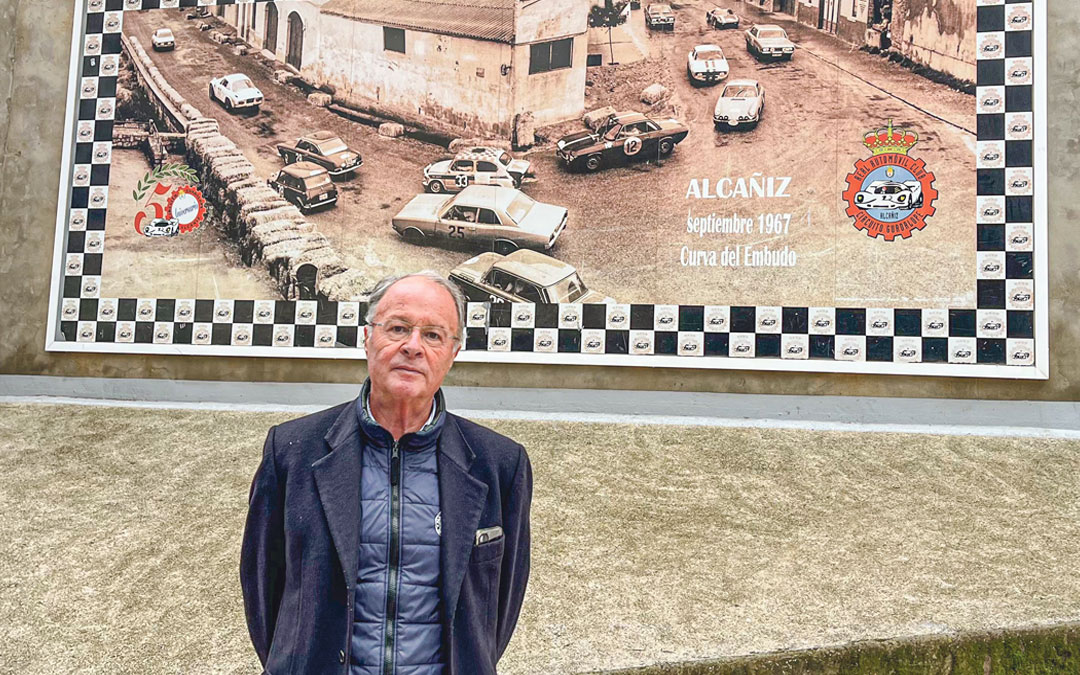 Ignacio Aguiló posa frente al gran cuadro situado en la antigua Curva del Embudo./ C.O.