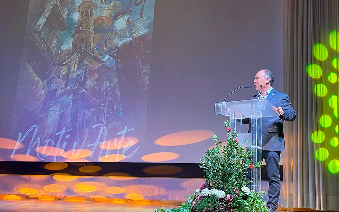 El alcalde cerró la inauguración con un discurso./ S.F.