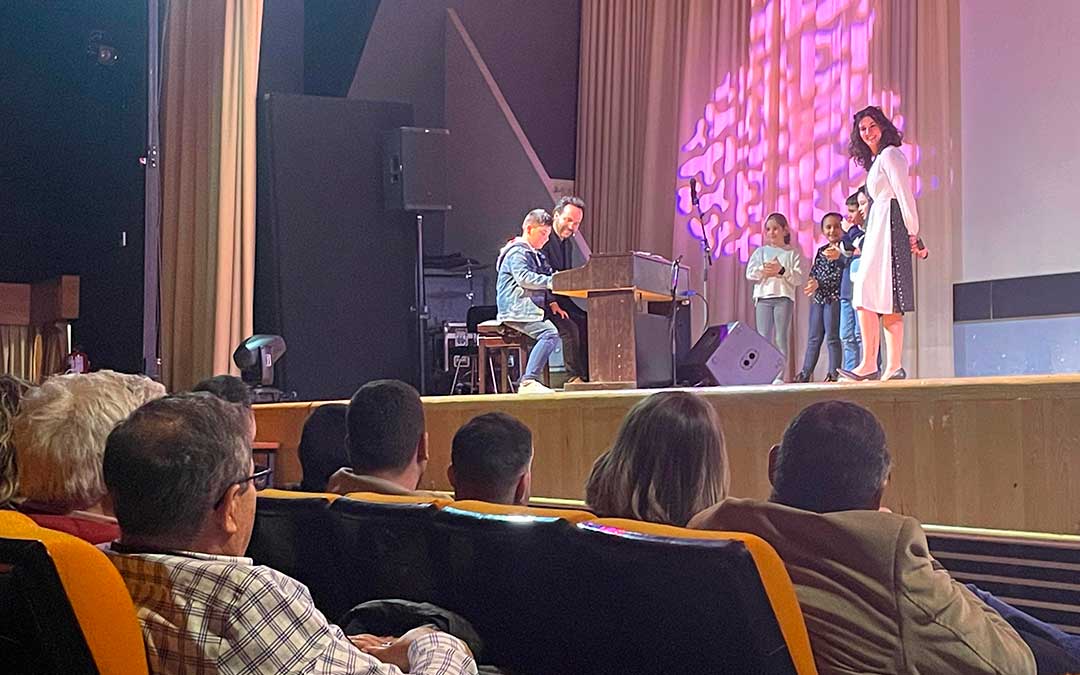 En una dinámica, se enseñó a tocar el piano en menos de diez minutos./ S.F.