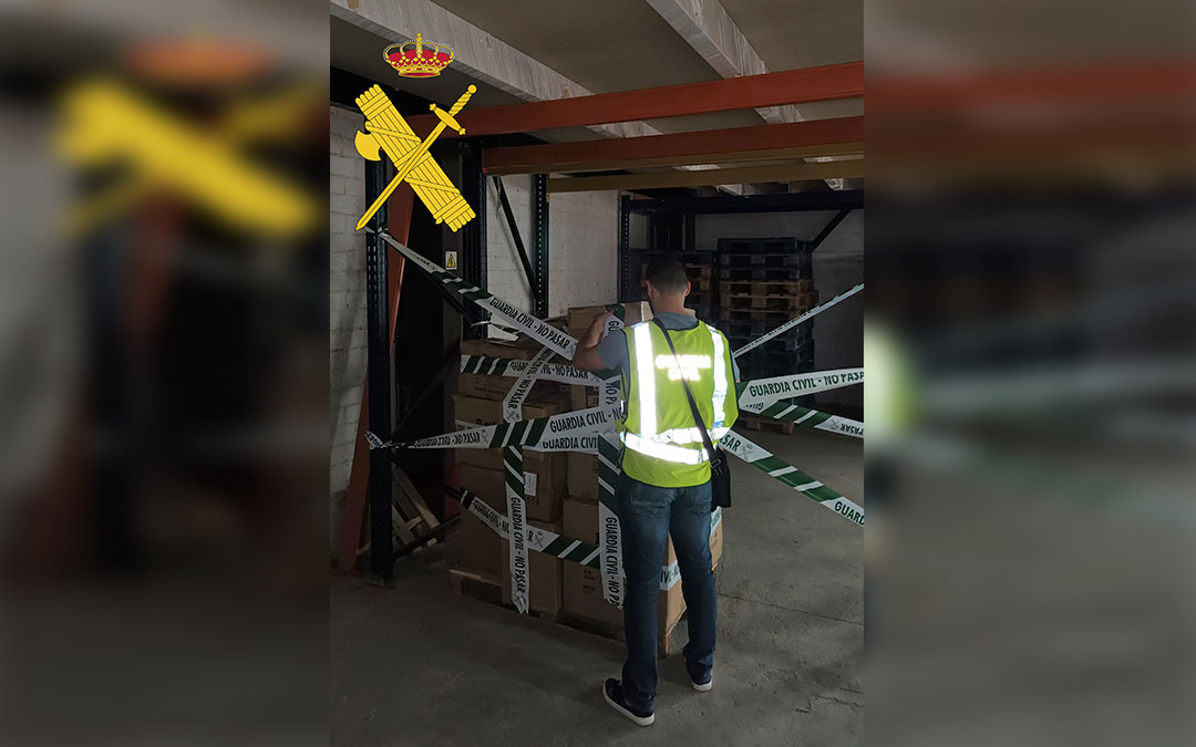 Momento en el que se llevó a cabo la incautación en una nave industrial de Alcañiz./ Guardia Civil