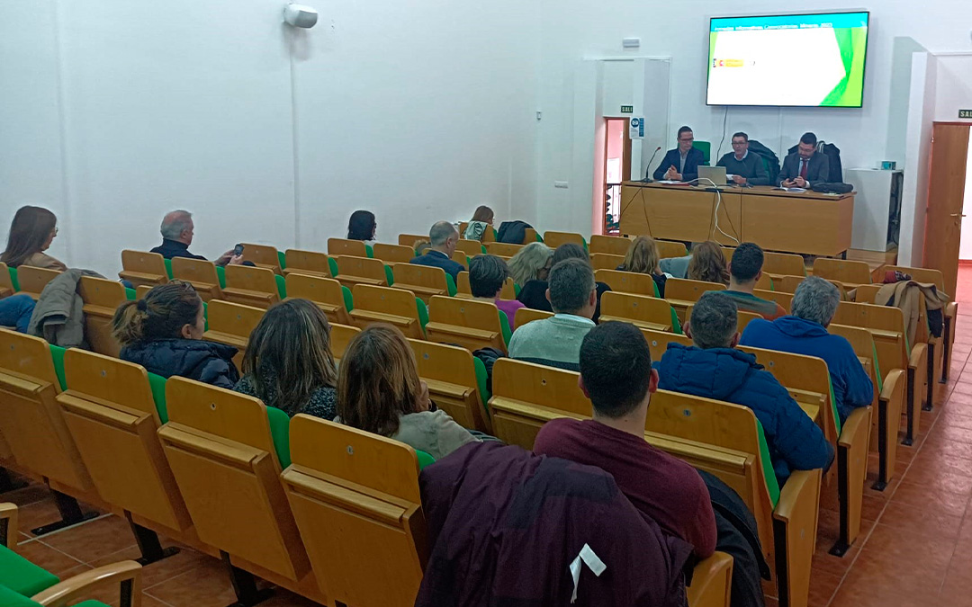 Imagen de archivo. Sesión informativa del Instituto para la Transición Justa en Andorra impartida por Francisco Tovar, subdirector general de Estrategia y Planificación del ITJ./ Miteco