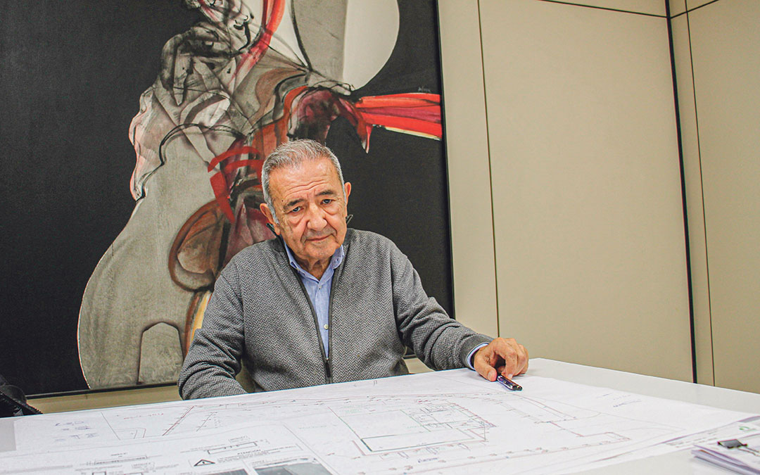 José Fernando Murria, en su despacho de arquitectura flanqueado por un cuadro de Enrique Trullenque. Le gusta el arte y además lo apoya. / B. Severino
