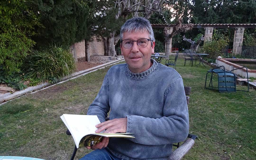 Micolau junto a su último poemario, ’Aplec’, publicado en 2022 y que forma parte de la colección ‘Lo Trinquet’ del Instituto de Estudios Turolenses. / Alba Zurita
