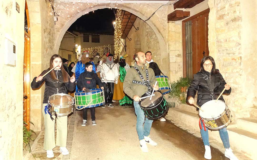Los tambores anunciaron la entrada de los tres Reyes Magos en La Ginebrosa. / Tarayola
