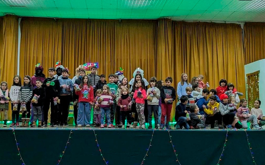 Reparto de regalos en La Iglesuela del Cid. / L.C.