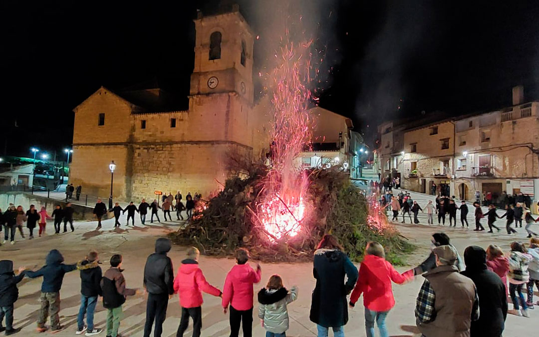 Encendido de la hoguera por los Diables de La Portellada con el Ball del Muixó la noche del sábado como cierre a una jornada de recogida de leña, montaje de la pira y fesolada, además de recorrido con los niños para recoger las donaciones para la oferta de la tarde./ Olga Mar