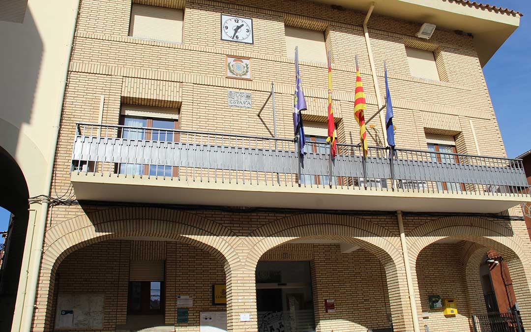 Edificio del ayuntamiento de La Puebla de Híjar en la plaza de España. / B. Severino