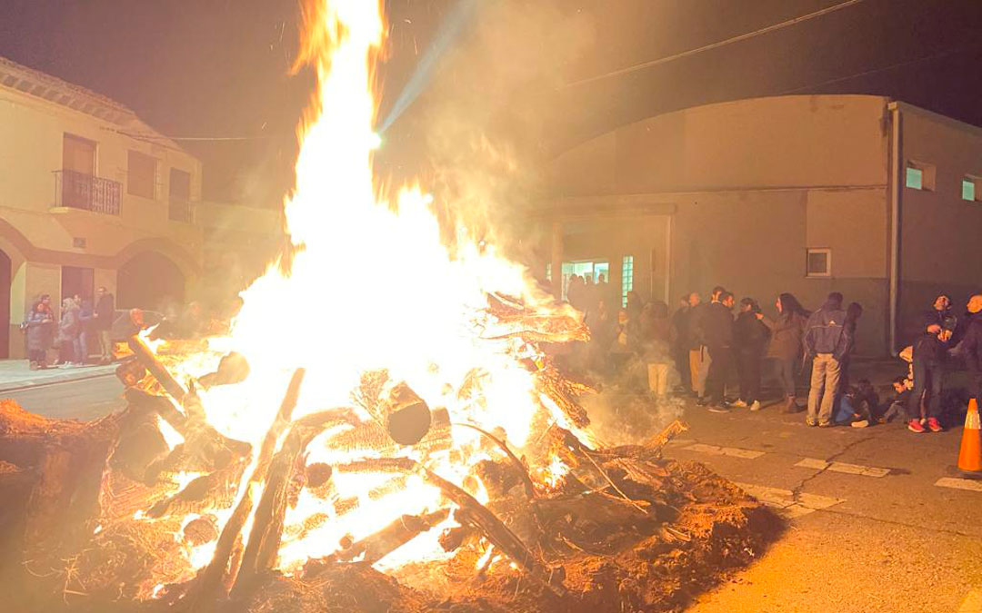 Hoguera junto al Charif para calentar la gélida noche del sábado poblano./ Ayuntamiento de La Puebla