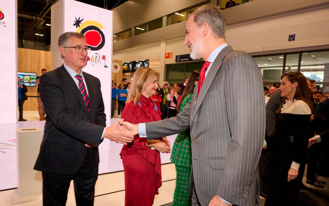 Manuel Blasco saluda al rey durante la inauguración de Fitur este jueves./ DGA