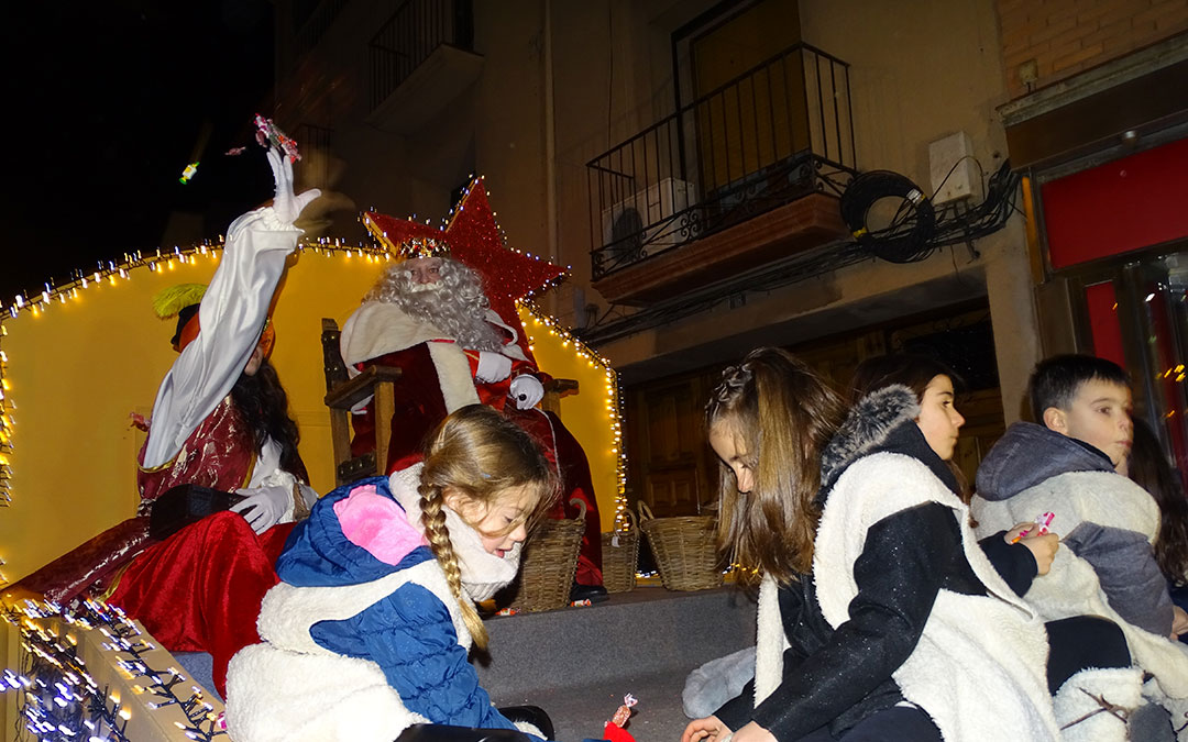 Melchor ha encabezado la fila y ha llenado de caramelos y sonrisas a todos. A.Z