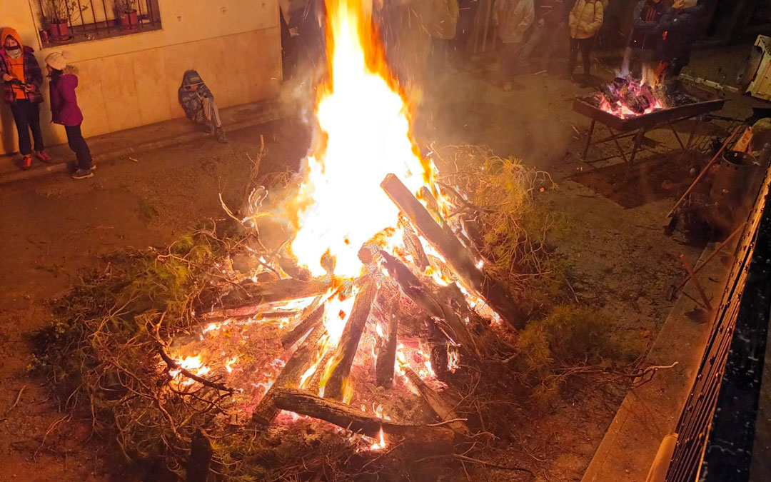 En Monroyo, el fuego se prendió el viernes, víspera de un día de pan bendito, baile y subasta./ Miguel Gascón
