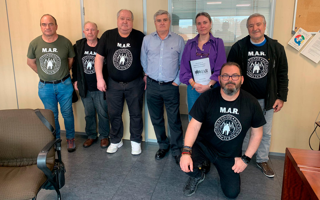 El MAR junto a la gerente de atención primaria, Pilar Borraz y el gerente de los sectores de Alcañiz y Teruel, Pedro Eced, en la reunión mantenida./ MAR
