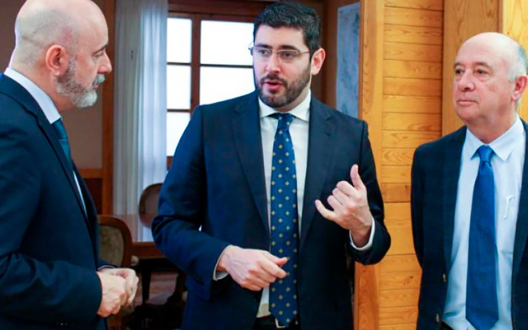 Alejandro Nolasco, flanqueado por Juan Manuel Hernández y Luis Loren./DGA
