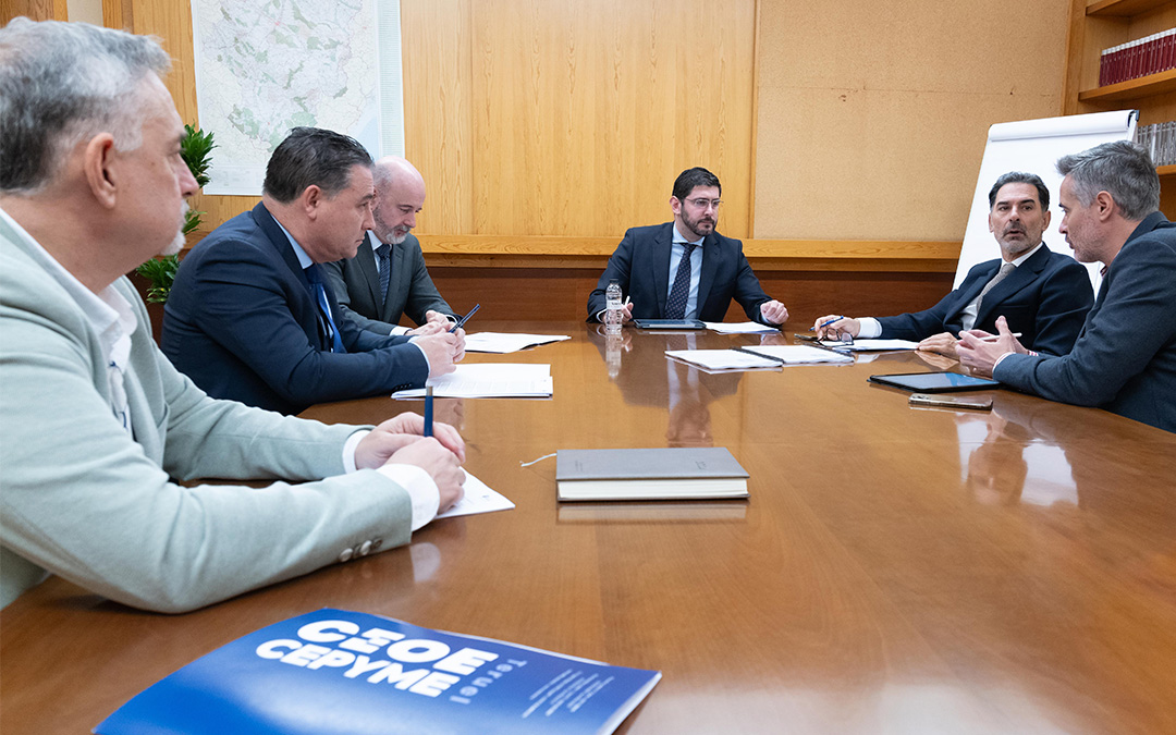 Reunión de este martes en el despacho del vicepresidente primero, Alejandro Nolasco, con CEOE Teruel./ Fabián Simón-DGA