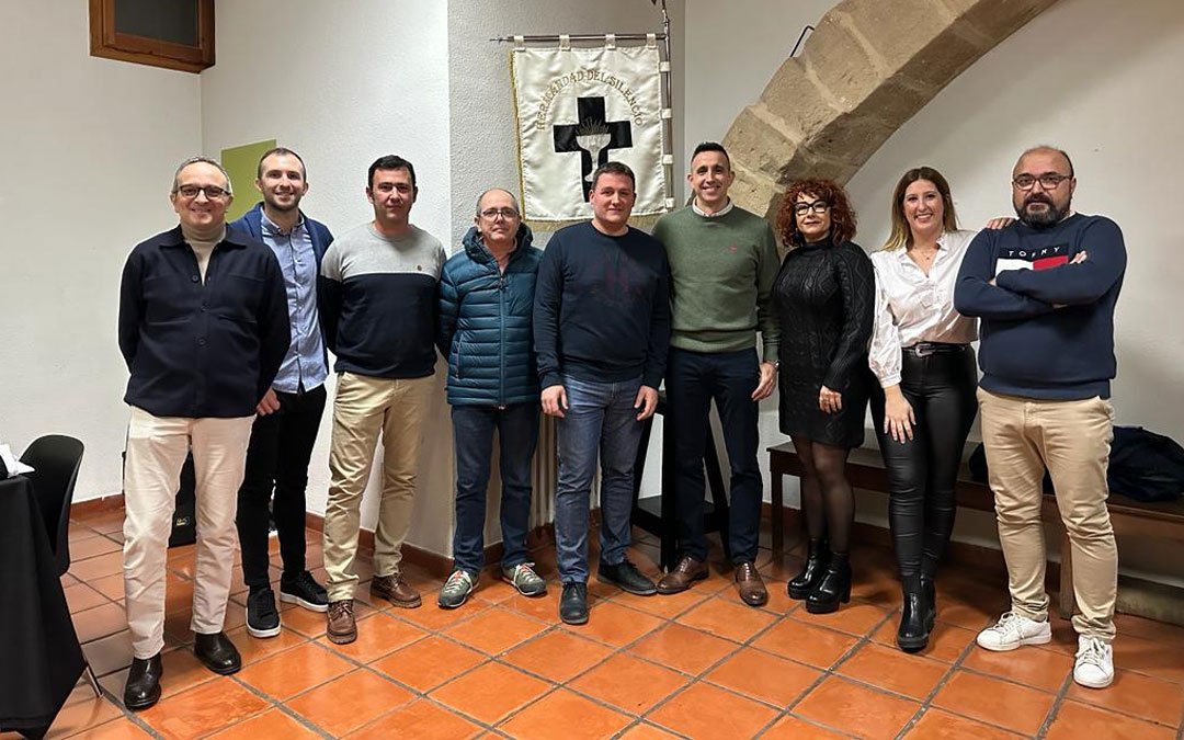 La junta del Silencio con el nuevo cabo, el Hermano Mayor de Honor, el hijo del de Turno y el nuevo miembro / Silencio