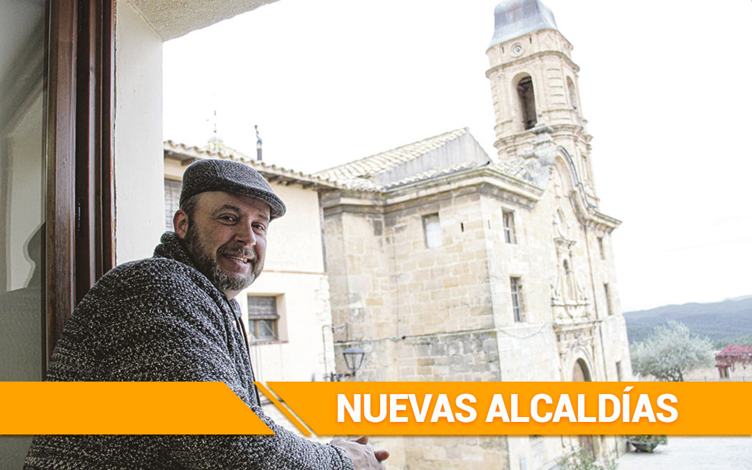 Fran Serrano muestra las vistas del ayuntamiento de La Cerollera. Su trabajo de tarde como transportista le permite dedicar las mañanas al pueblo. / B. Severino