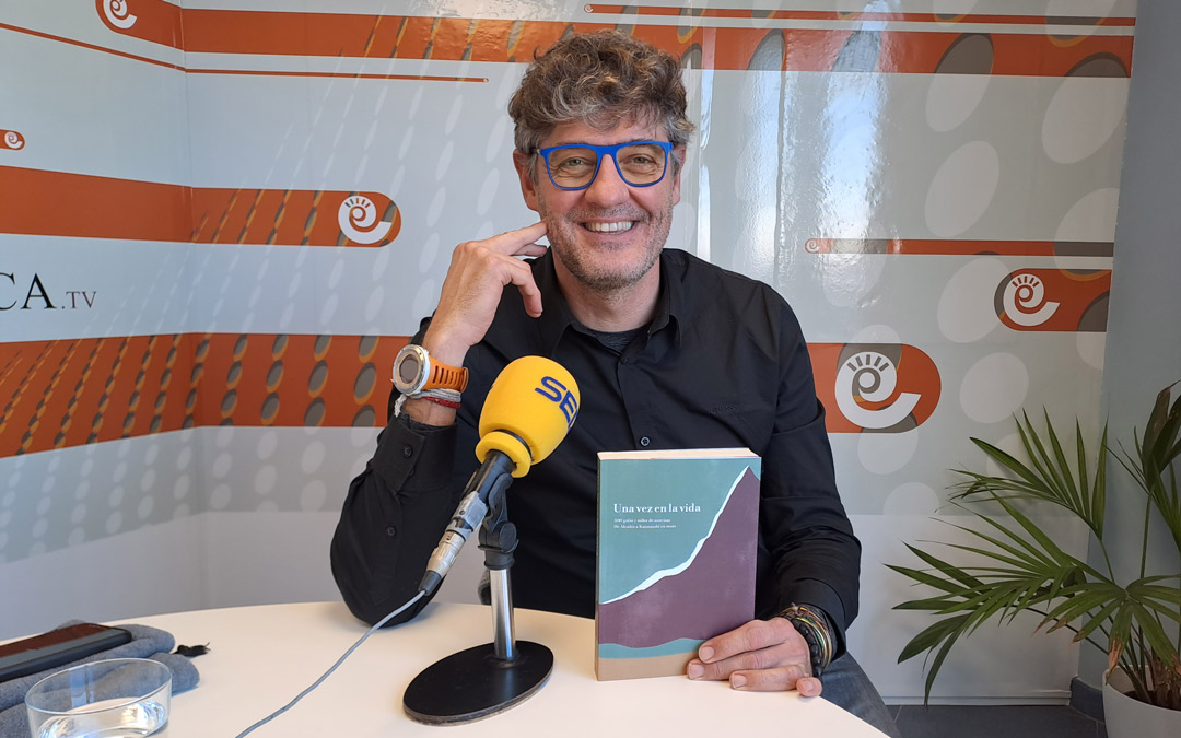 Óscar Pérez junto a su primer libro en los estudios de Radio La Comarca. /N.A.