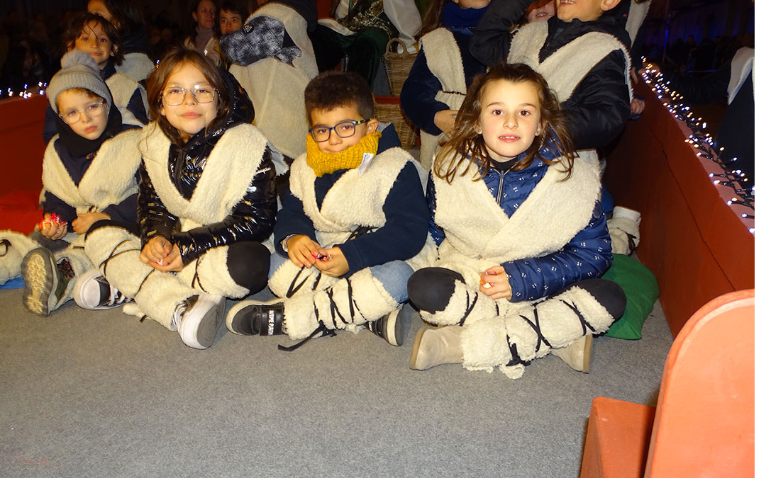 Más de 30 pastorcitos han acompañados a los Reyes Magos en el recorrido. / A.Z