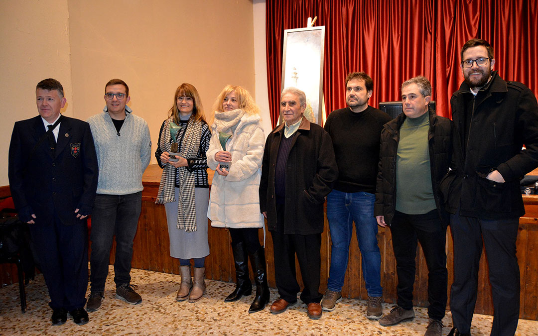 Imagen de los premiados -Bisquert y Castell tercera y cuarta por la izquierda-, representantes de la banda Peñarbés y del consistorio./ L.C.