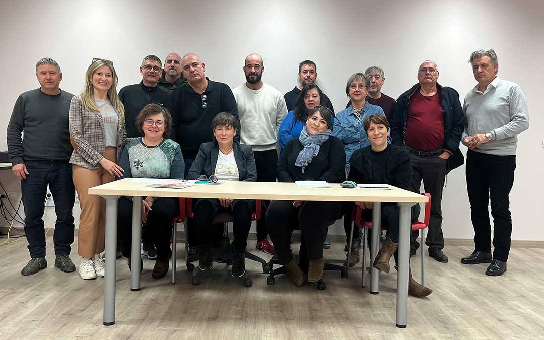 Delia Lizana, secretaria general de la Federación de Sanidad de CCOO; y Nélida Arroyos, delegada de UGT en Alcañiz; con el resto de participantes en el acto./ L. Castel