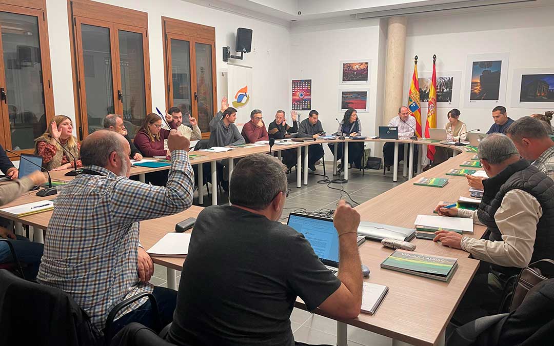 Consejeros de la Comarca del Bajo Aragón-Caspe votando en el pleno./ S.F.