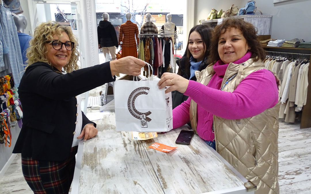 La alcañizana recorrió hasta 20 comercio, entre ellos Cremallera. / A.Z
