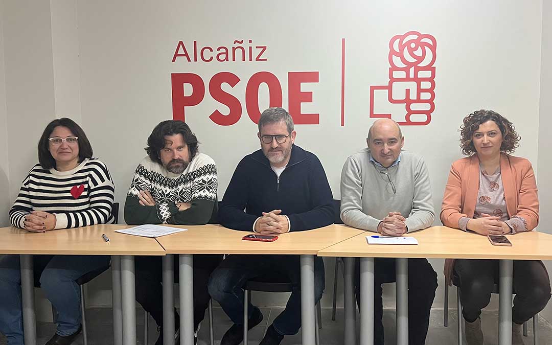 Los concejales del PSOE de Alcañiz Andreu, Abril, Urquizu, Baigorri y Quintana, este lunes, en rueda de prensa./ L. Castel