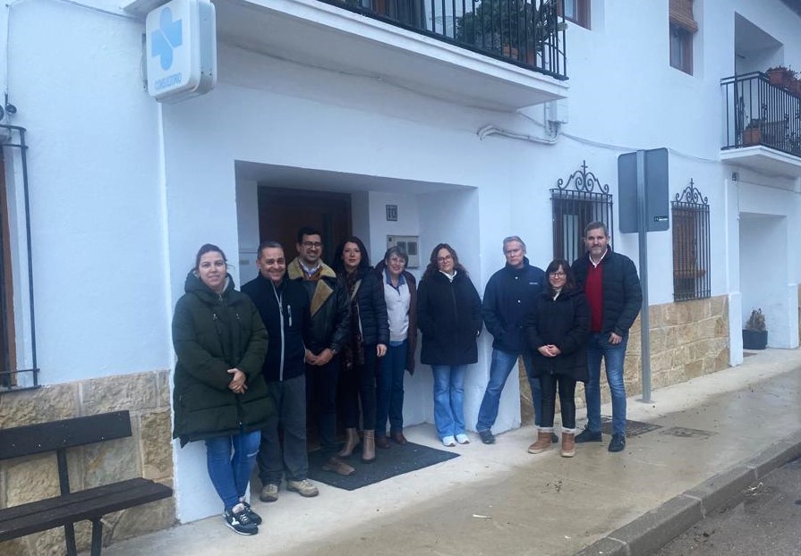 institucionales del PSOE ante la puerta del consultorio de Torrevelilla / PSOE