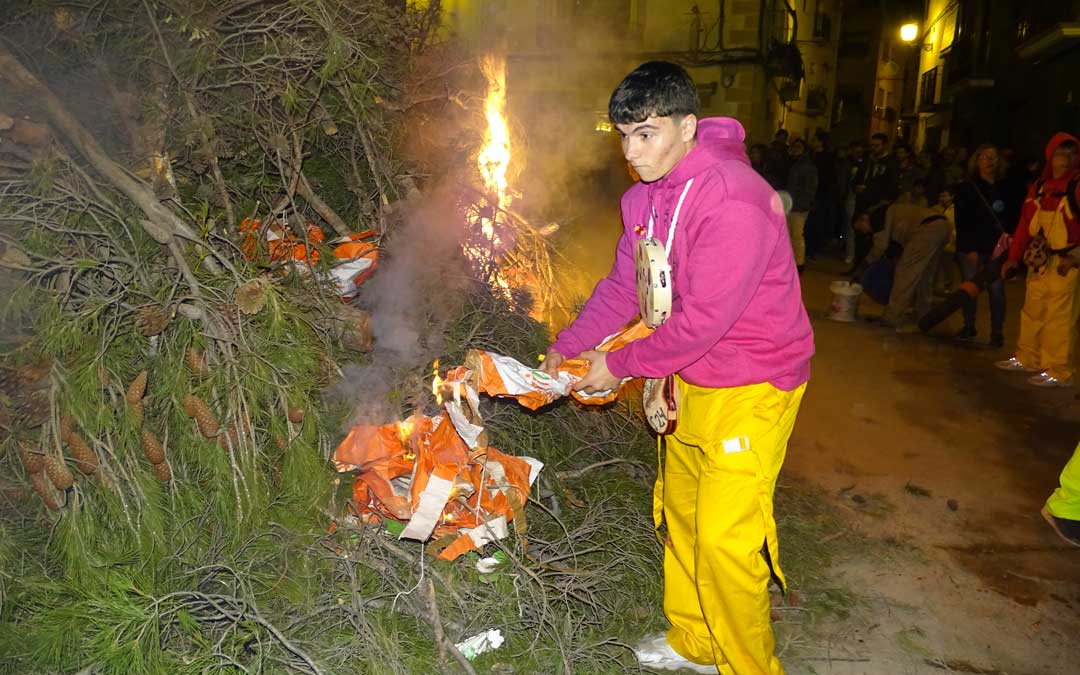 Uno de los Quintos prendiendo la hoguera. / A.Z