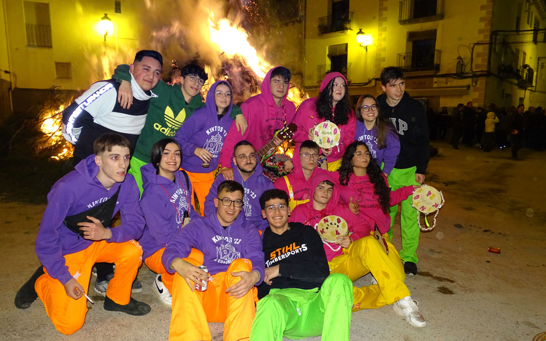 Todos los Quintos quisieron posar junto a la hoguera e inmortalizar el momento. A.Z