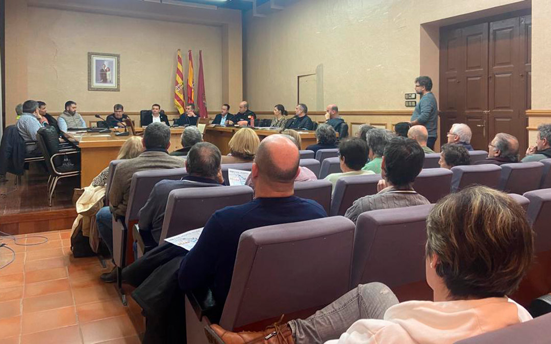 La reunión por el vial del Hospital de Alcañiz contó con una importante asistencia de vecinos afectados. /M.M.