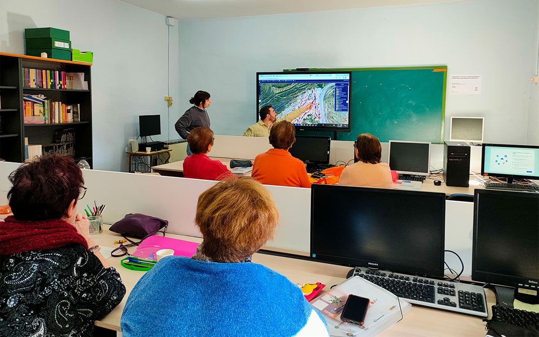 Dinámica realizada por Re-viviendo en la escuela de adultos de Gargallo./ AEDPT