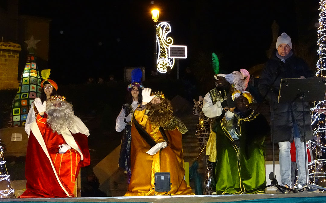 Sus Majestades han saludo a todos los caspolinos y han querido dedicar unas palabaras. A.Z