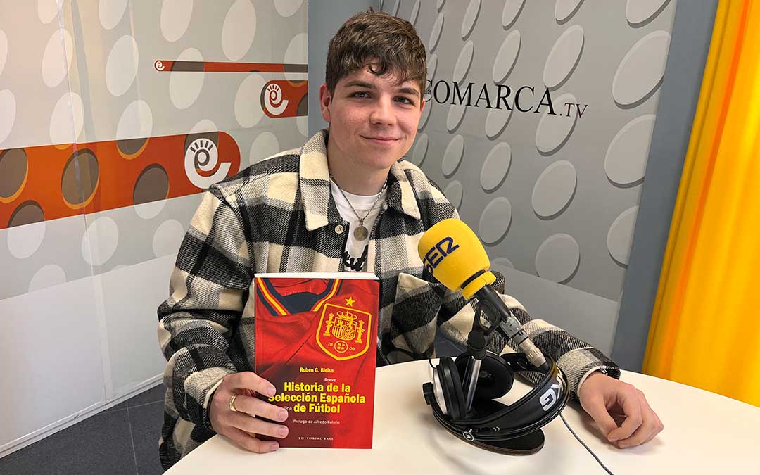 Rubén García Bielsa, junto a su libro, en Radio La Comarca. / E.P.