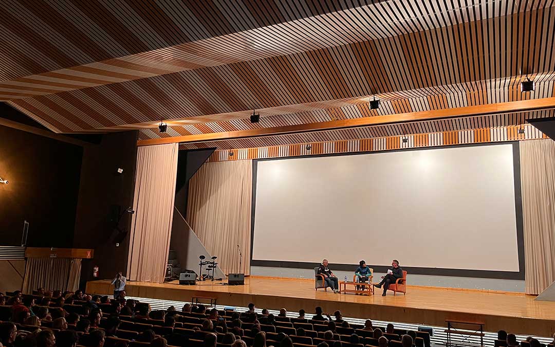 Mesa redonda con Mariano Navascués, Ramón Ferrer y Oihana Kortazar en la Sala Alcor. / Eduard Peralta