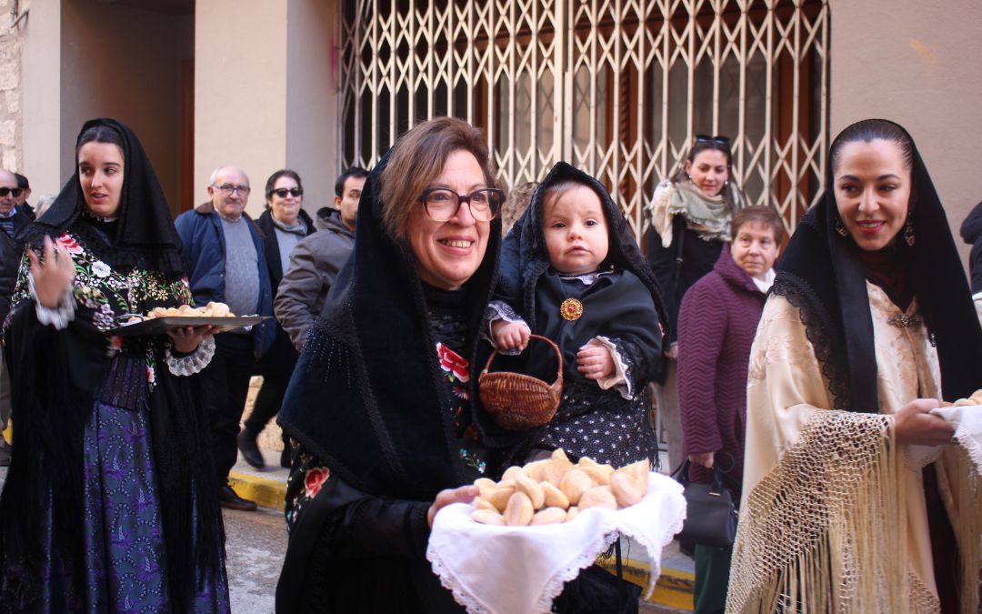 Un amplio grupo de panbenditeras salió para mantener viva la tradición./ C.O.