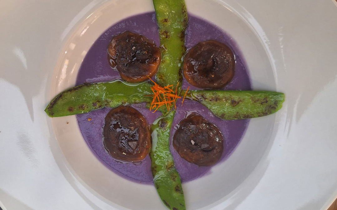 Crema de lombarda con shiitakes y bisaltos./ Manuel Barrau