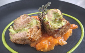 Solomillo de cerdo relleno de pesto con tomate concasse